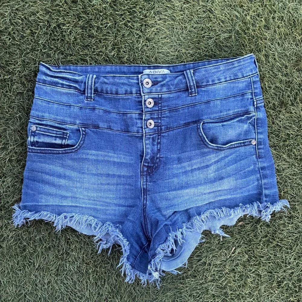 Ariya Jeans Womens 31x3 Button Fly Frayed Denim Shorts Size 13/31 Y2K 90s Blue